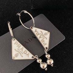 Pendientes de aro con charm de triángulo y cuenta