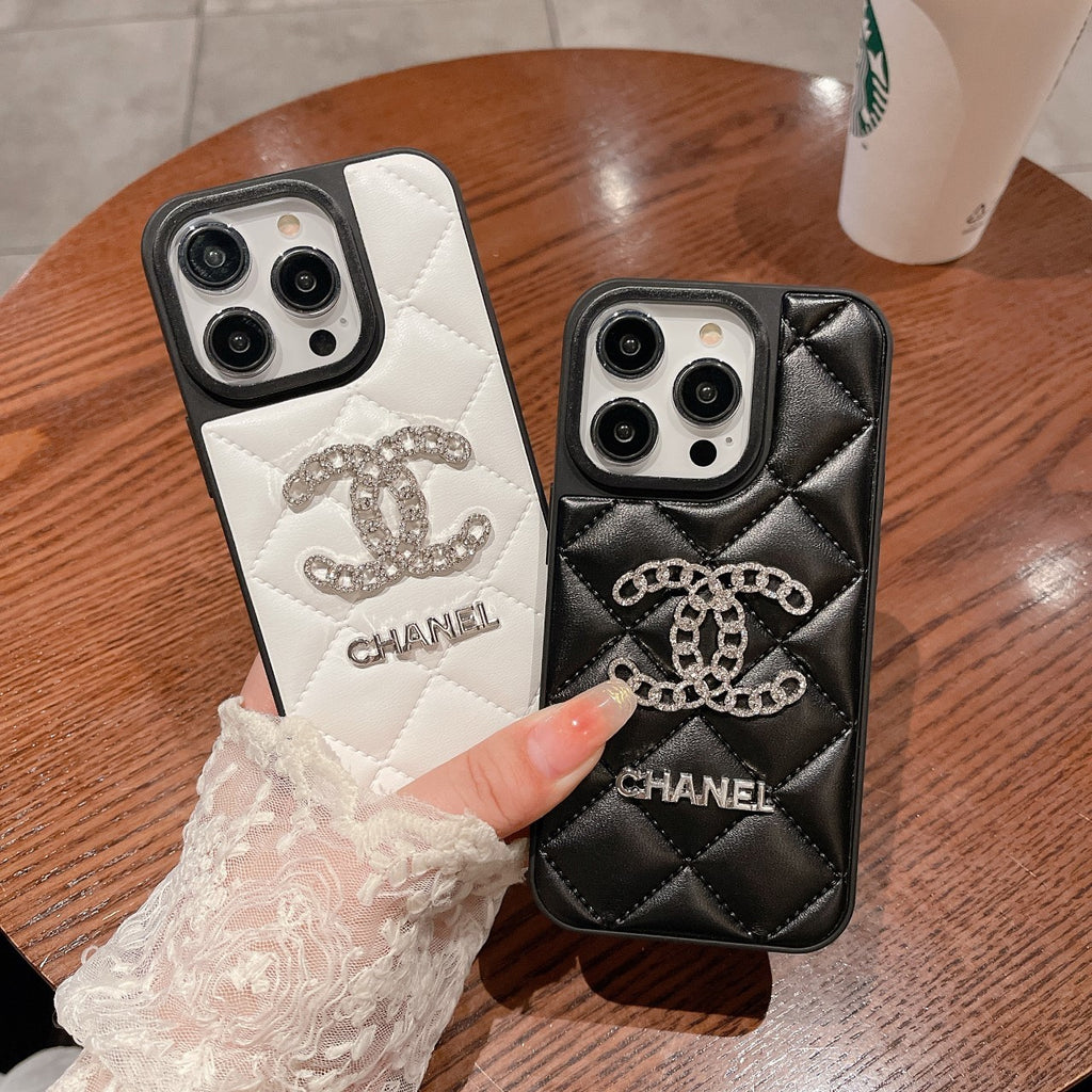 Funda para teléfono con emblema decorativo