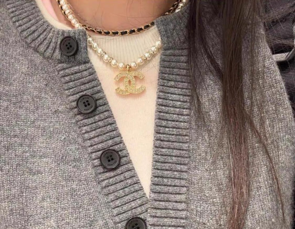 Colar com C de elos entrelaçados com pérolas imitação, de fio duplo