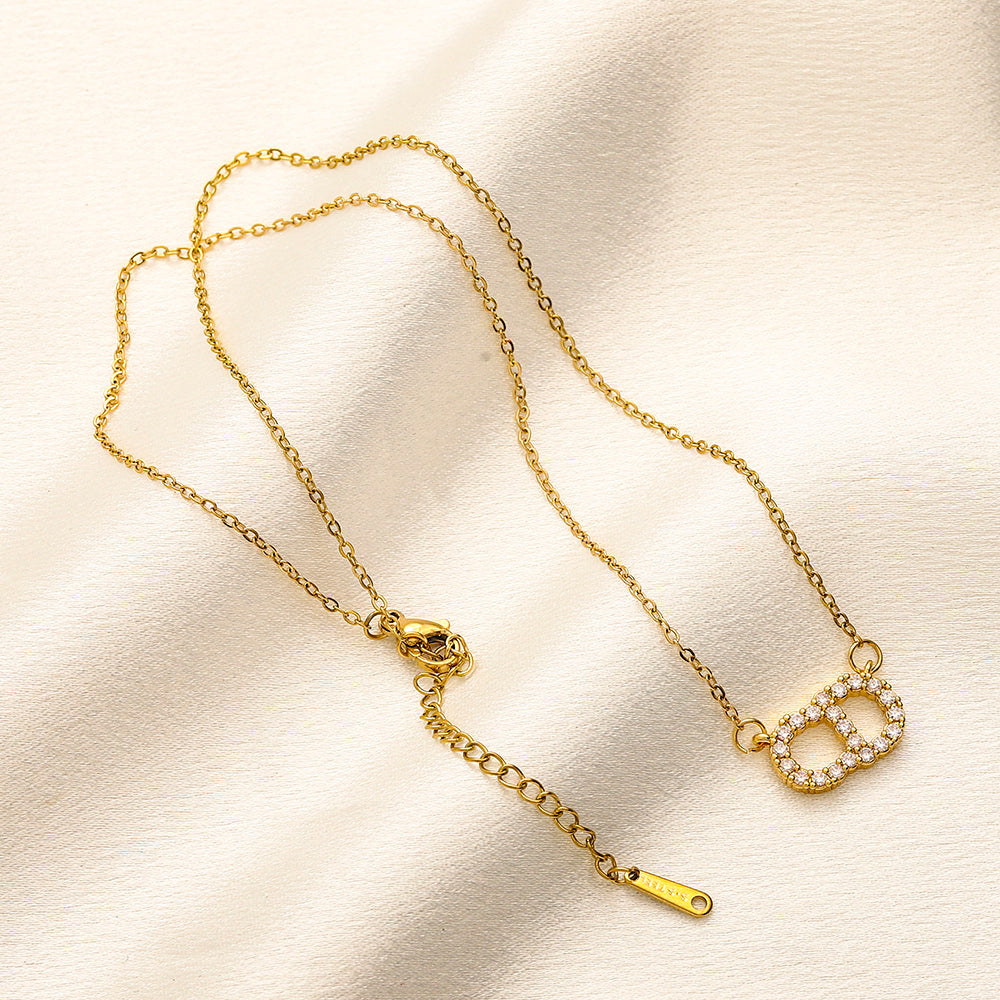 Collier pendentif ovale en cuivre pavé avec monogramme