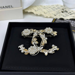 Broche emblème floral avec accents de pierres