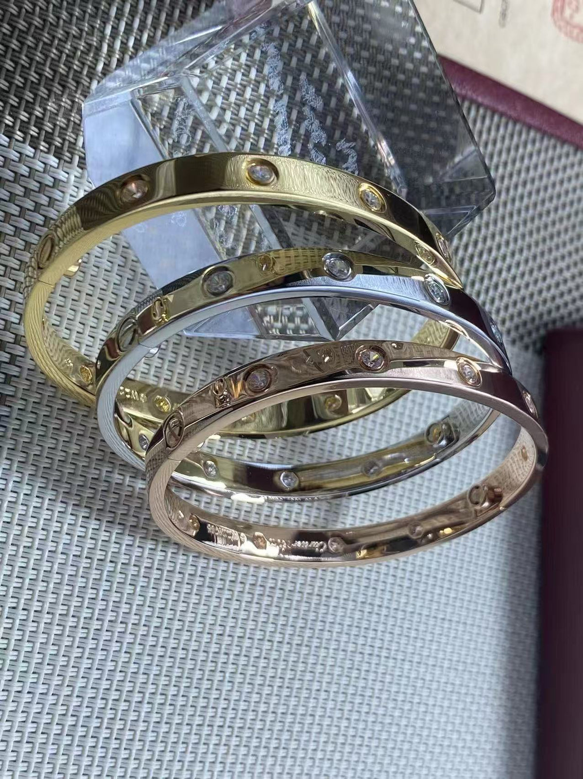 Bracelet jonc en pierre ronde