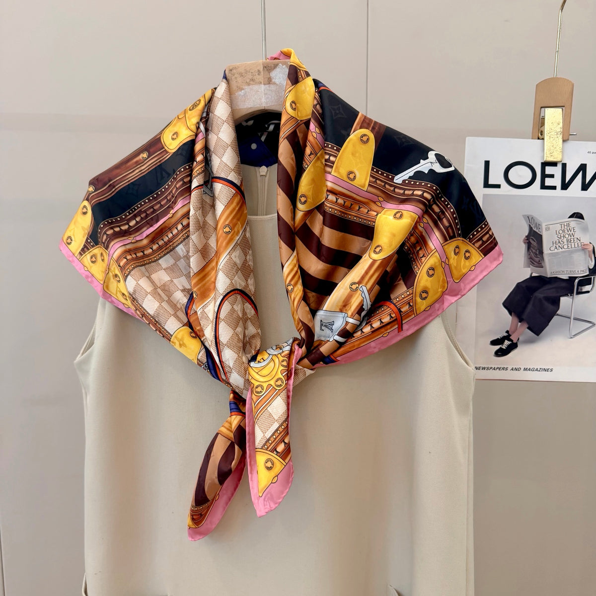 Foulard carré à imprimé damier et coffre - 90 x 90 cm