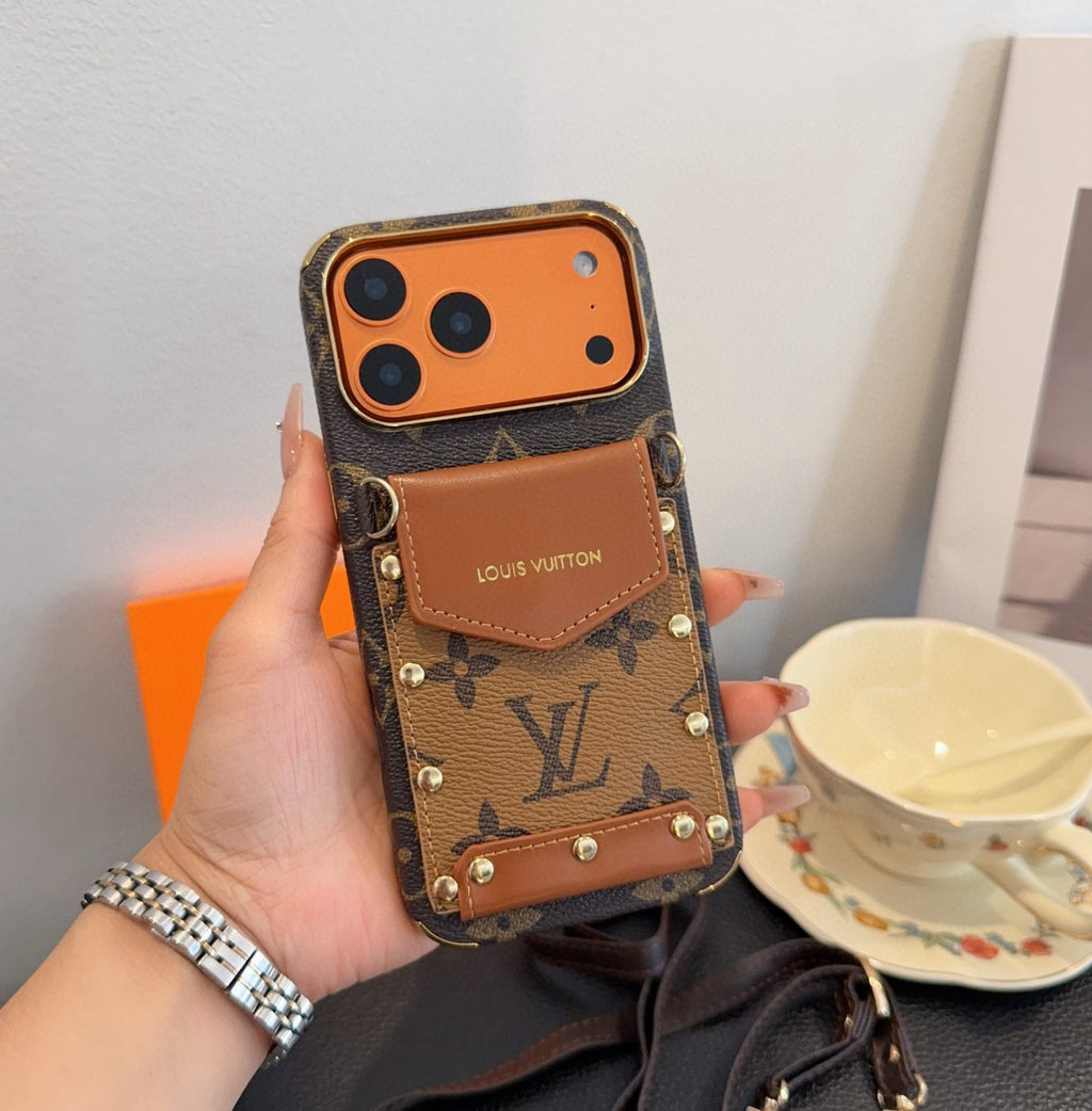 Funda para teléfono con bolsillo de solapa y monograma con correa