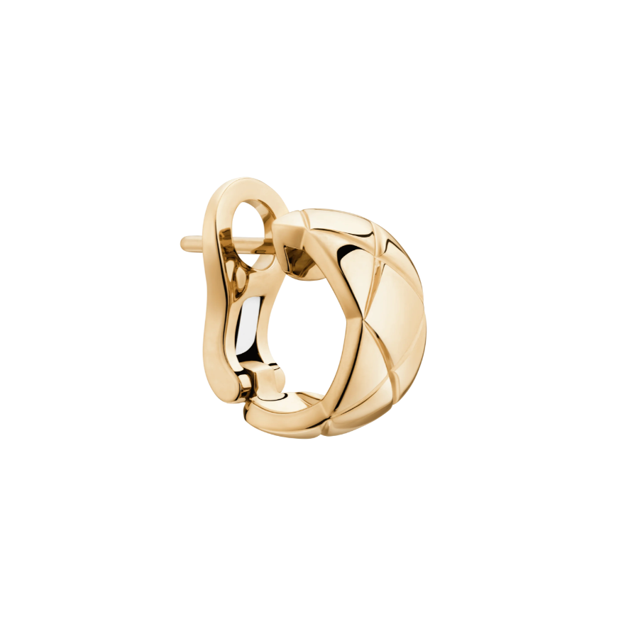 Aretes huggie con patrón de diamante pulido
