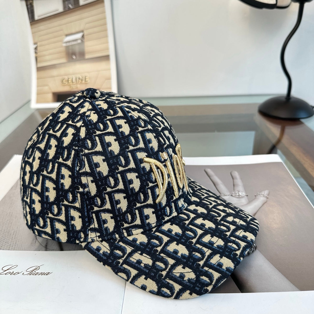 Gorra de béisbol con letras de monograma