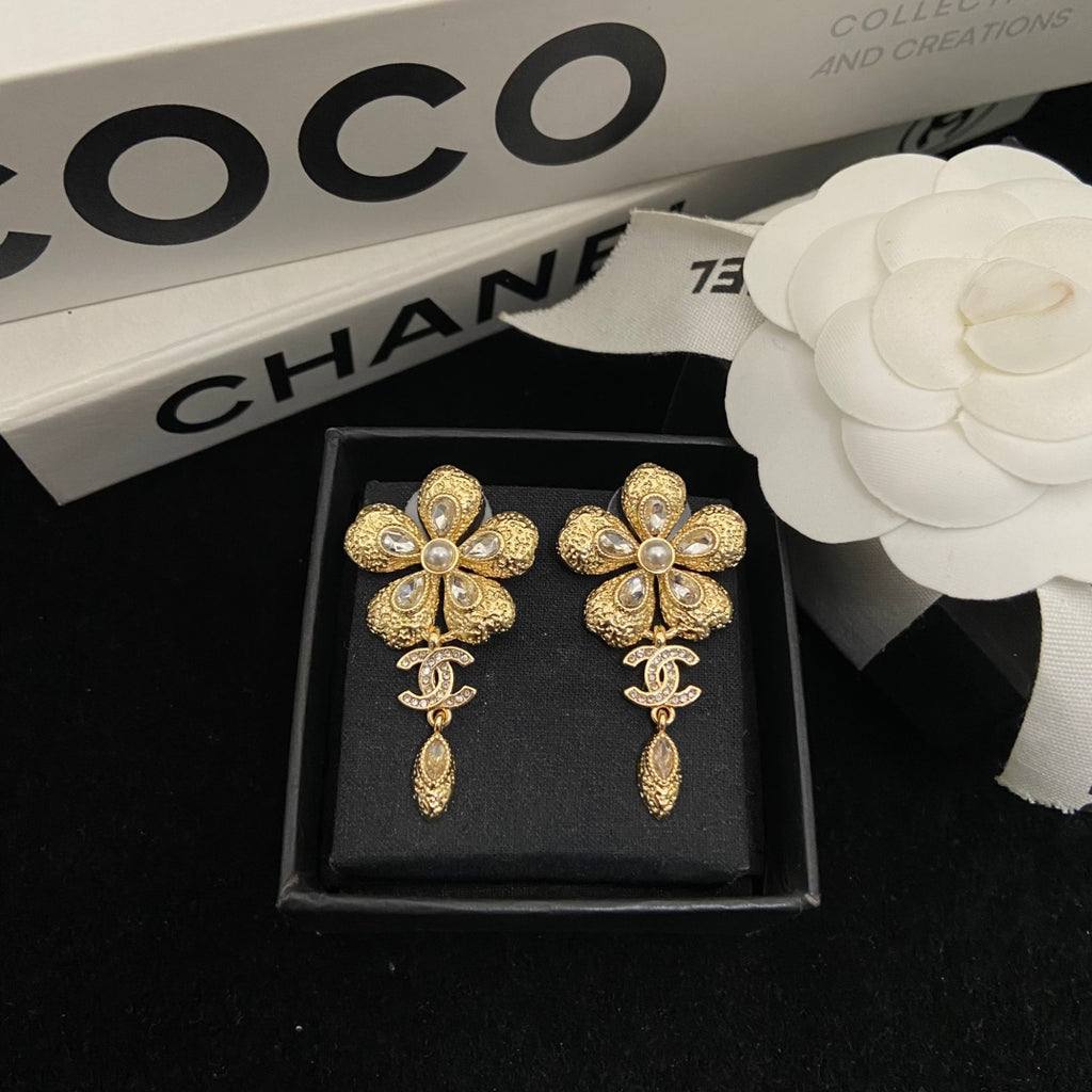 Boucles d'oreilles pendantes fleur et chaîne effet perle