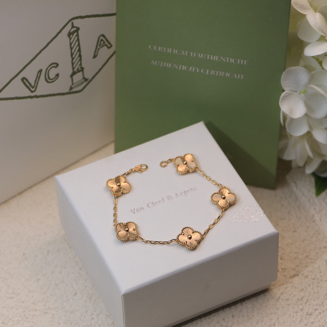 Fluted Quatrefoil Station Bracelet