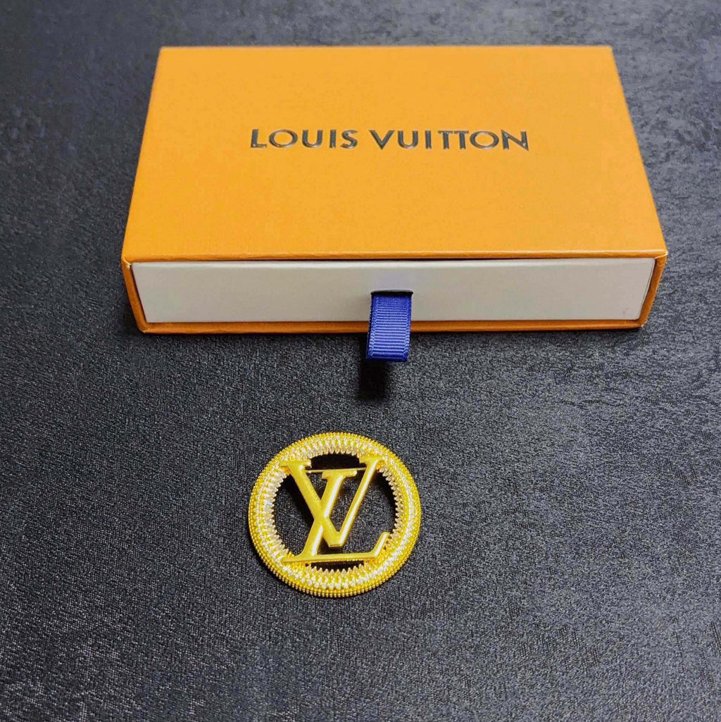 Broche con emblema de letra redonda y borde de cuerda