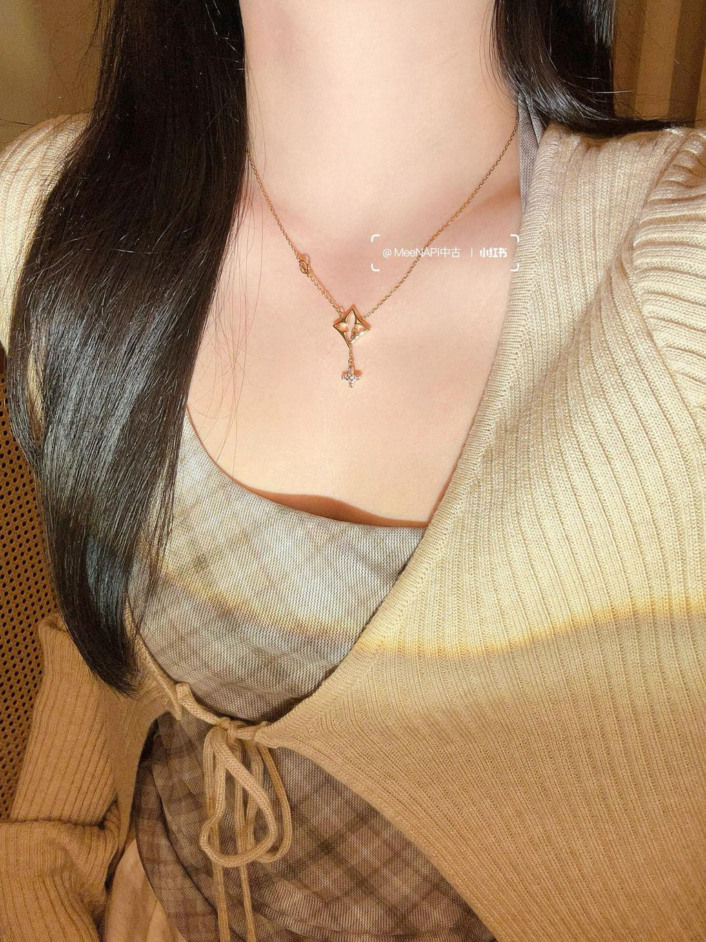 Collier pendentif ajouré à motif floral