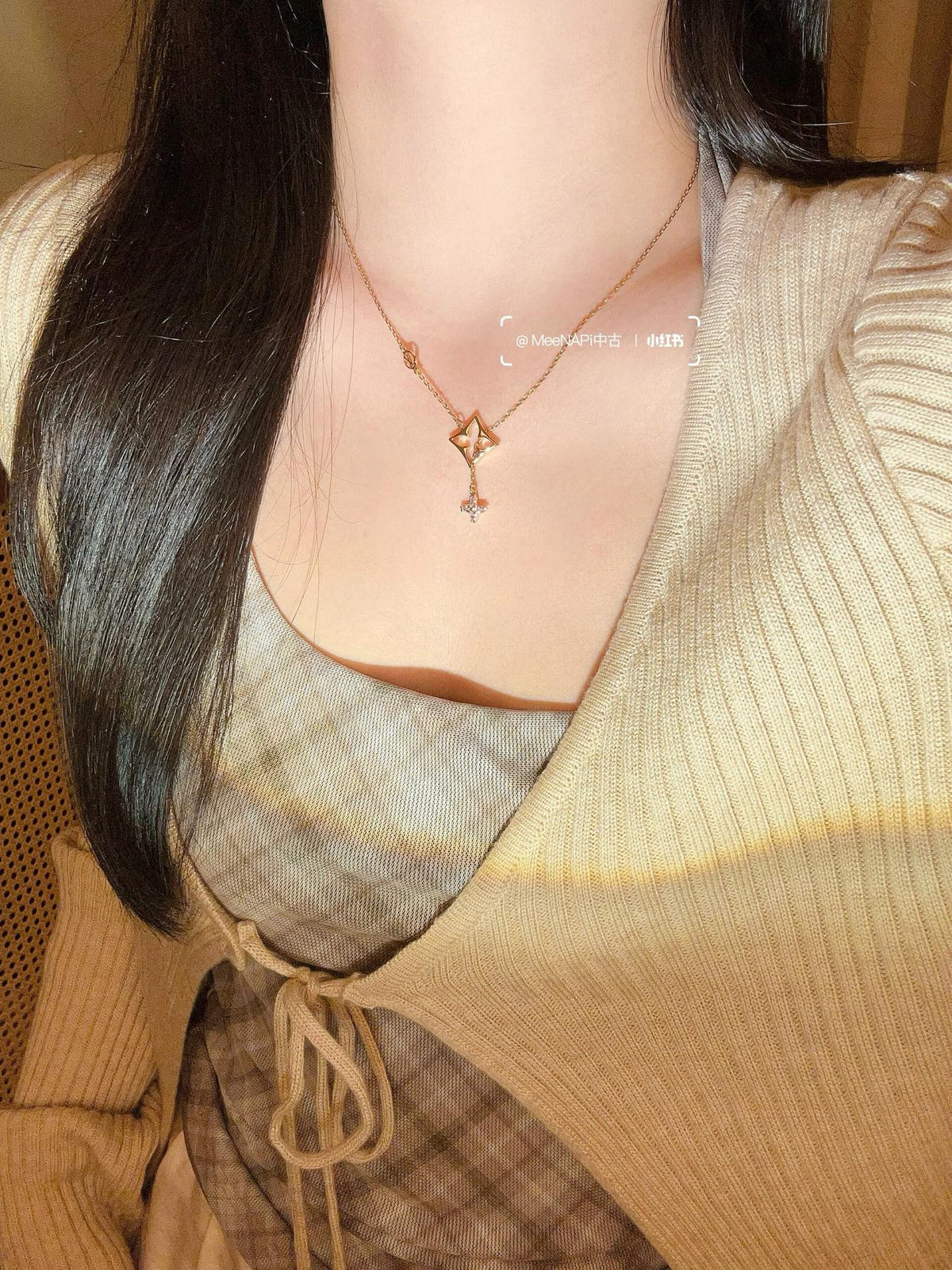 Collier pendentif ajouré à motif floral