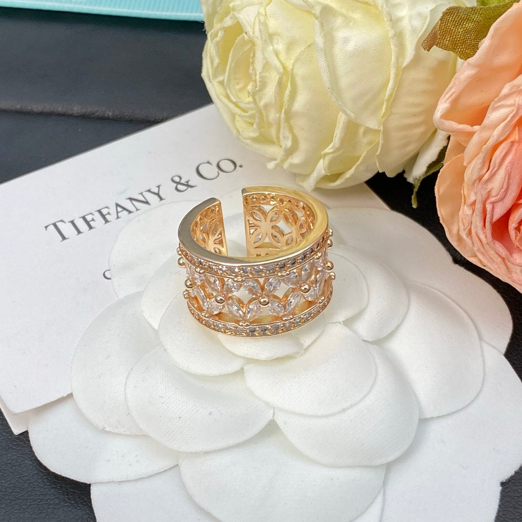 Bague large à anneau floral ajouré avec pierres d'accent