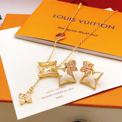 Collier pendentif ajouré à motif floral