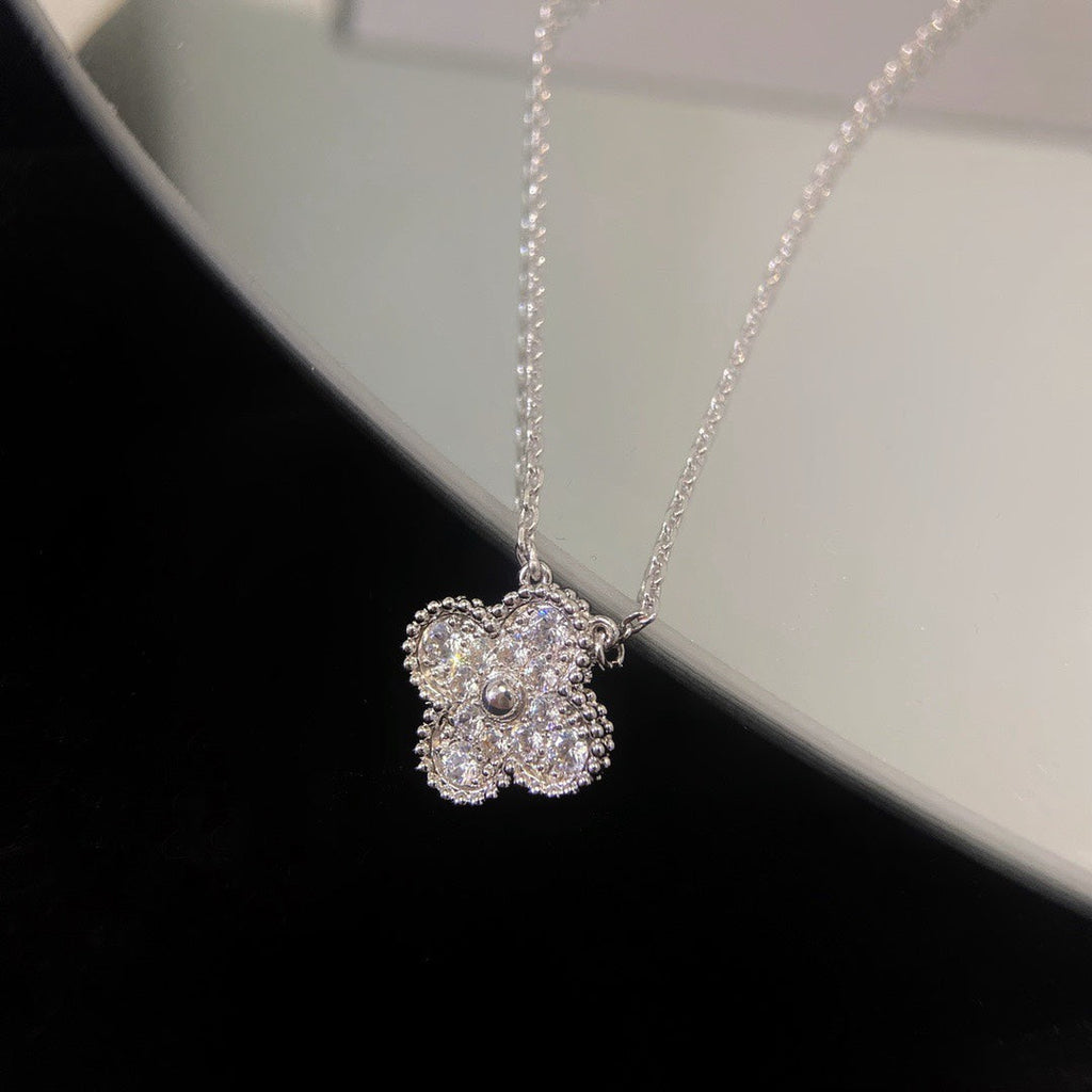 Colar com Pendente Quatrefoil Cravejado