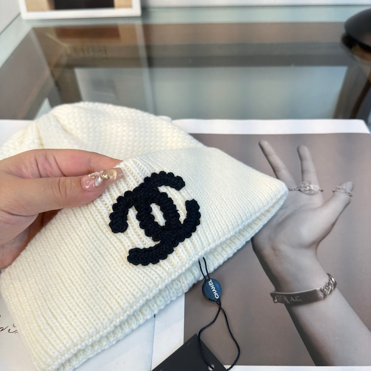 Bonnet côtelé à revers avec emblème brodé