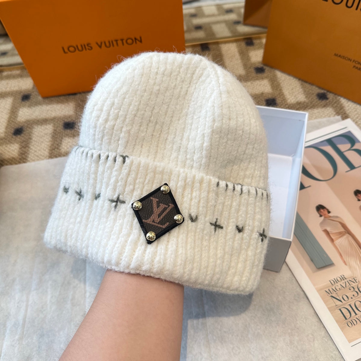 Gorro com Padrão, Dobra e Emblema Bordado