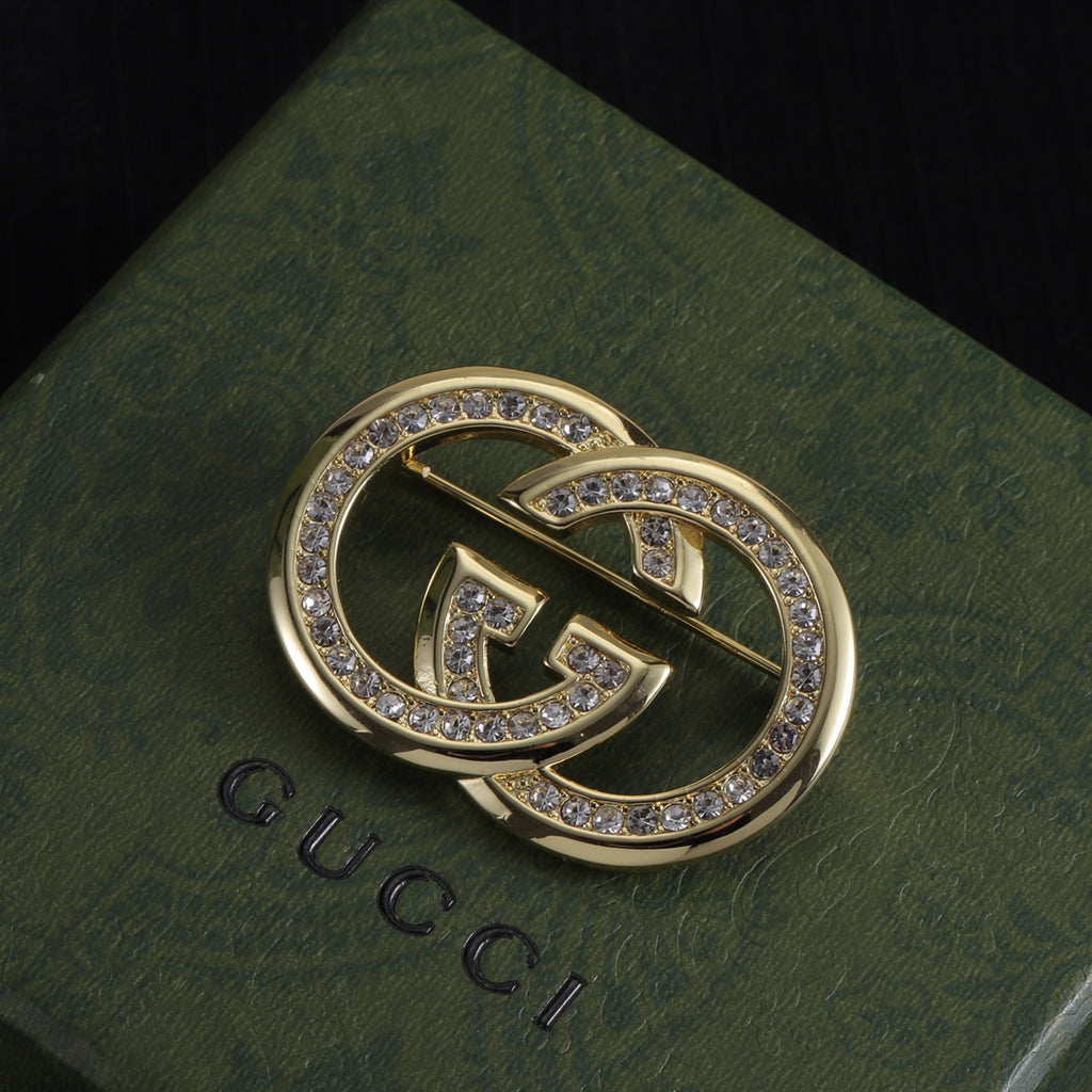 Broche de letras entrelazadas con pavé pequeño