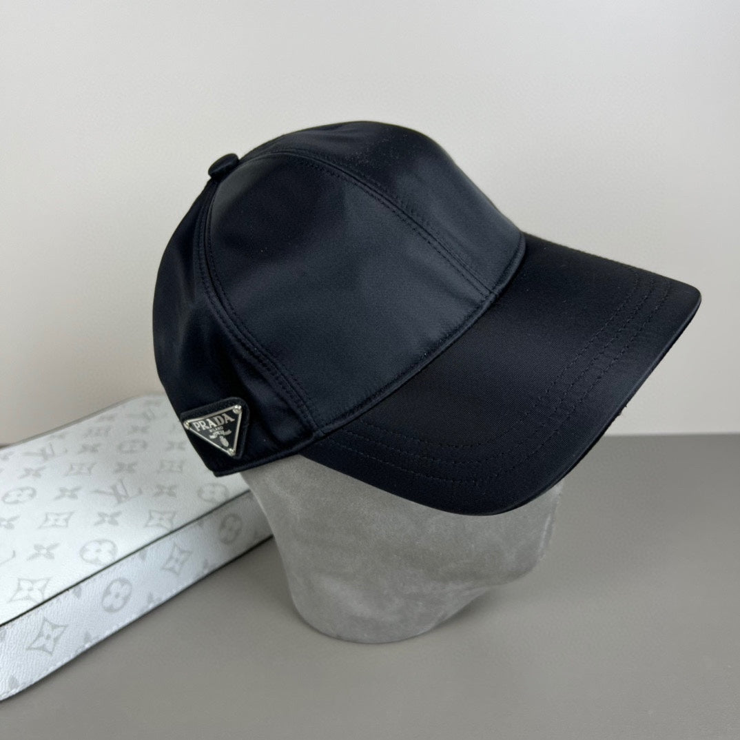 Gorra de béisbol con emblema triangular