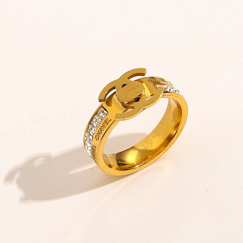 Anillo de acero inoxidable 304 con emblema fino pavé