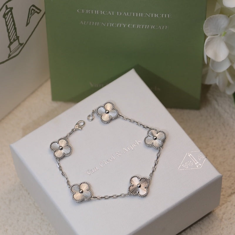 Bracelet à motif de quatre-feuilles cannelé