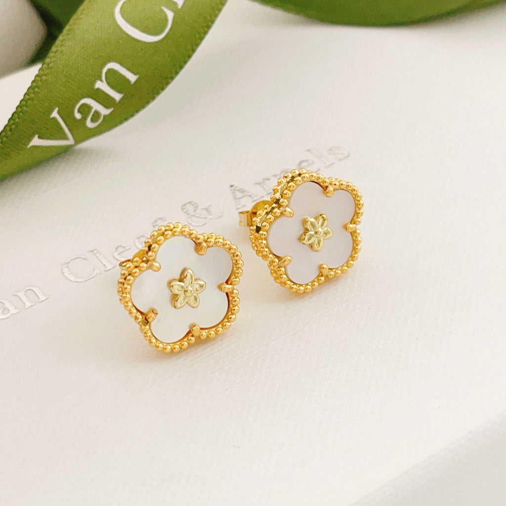Boucles d'oreilles puces contour de fleur en perles