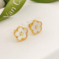 Boucles d'oreilles puces contour de fleur en perles