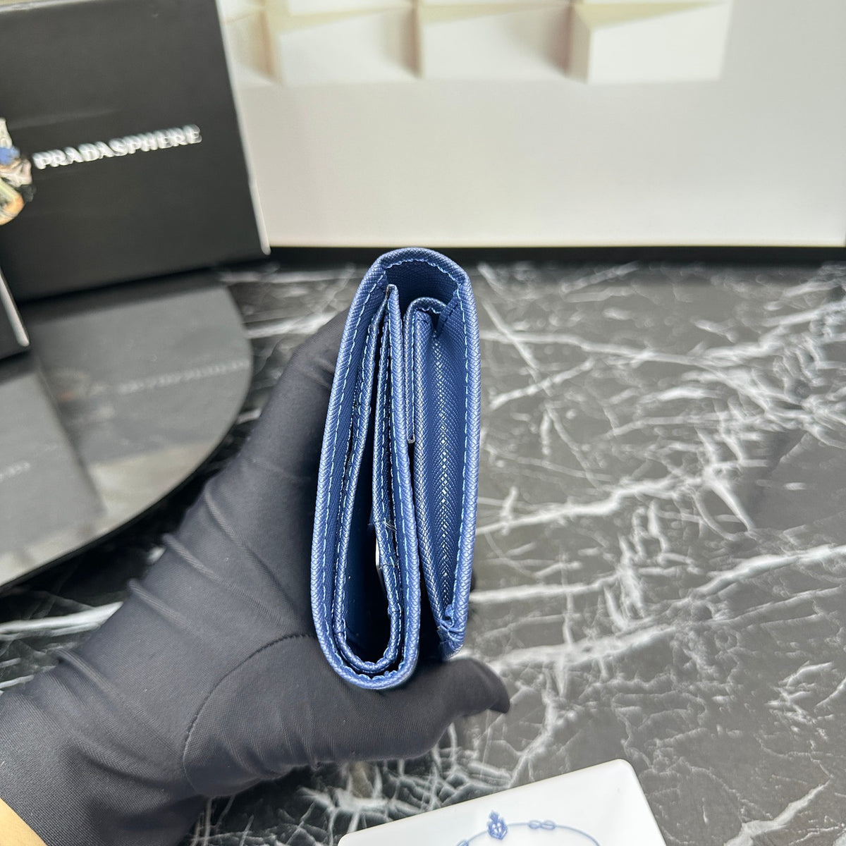 Cartera de solapa larga con emblema triangular 031