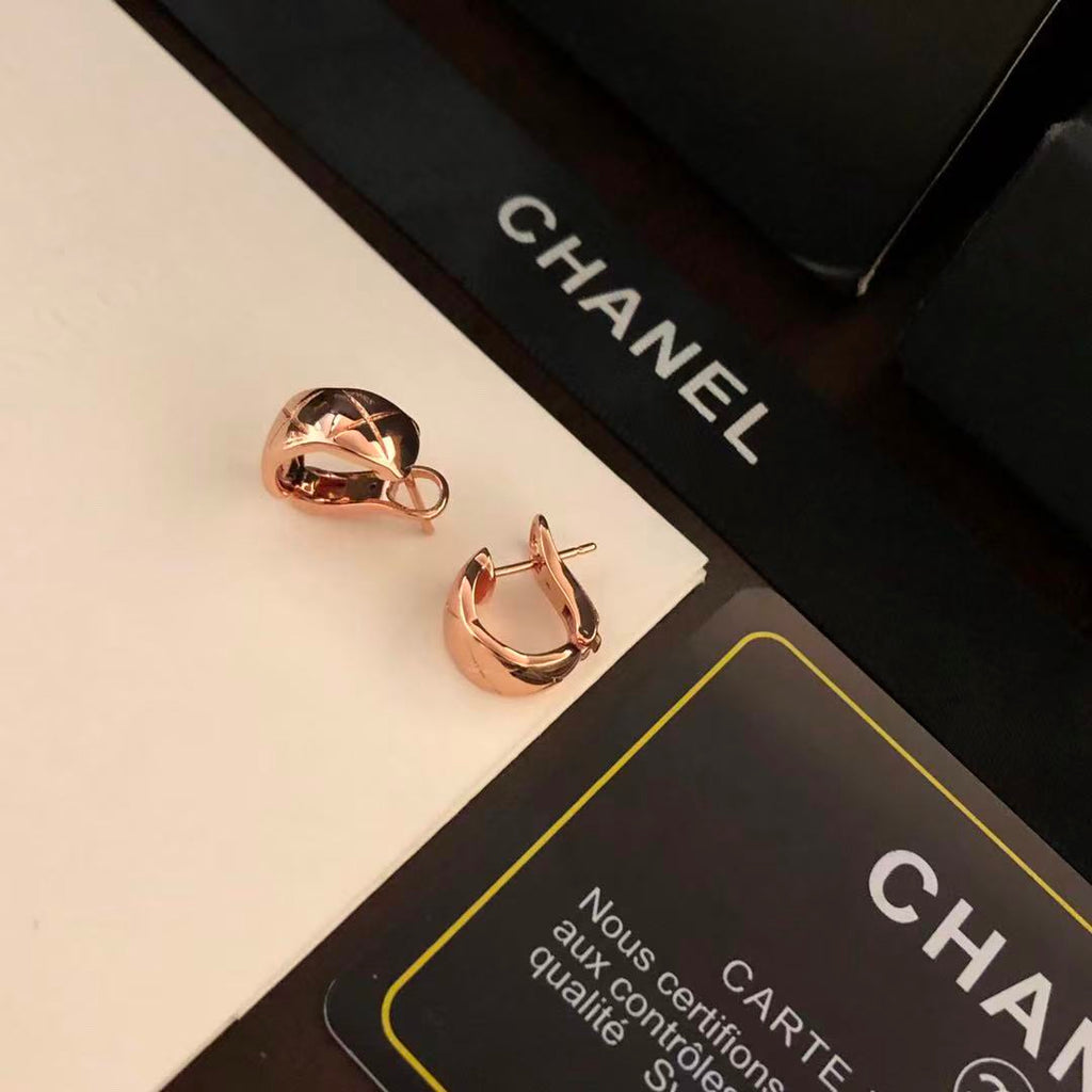 Aretes huggie con patrón de diamante pulido