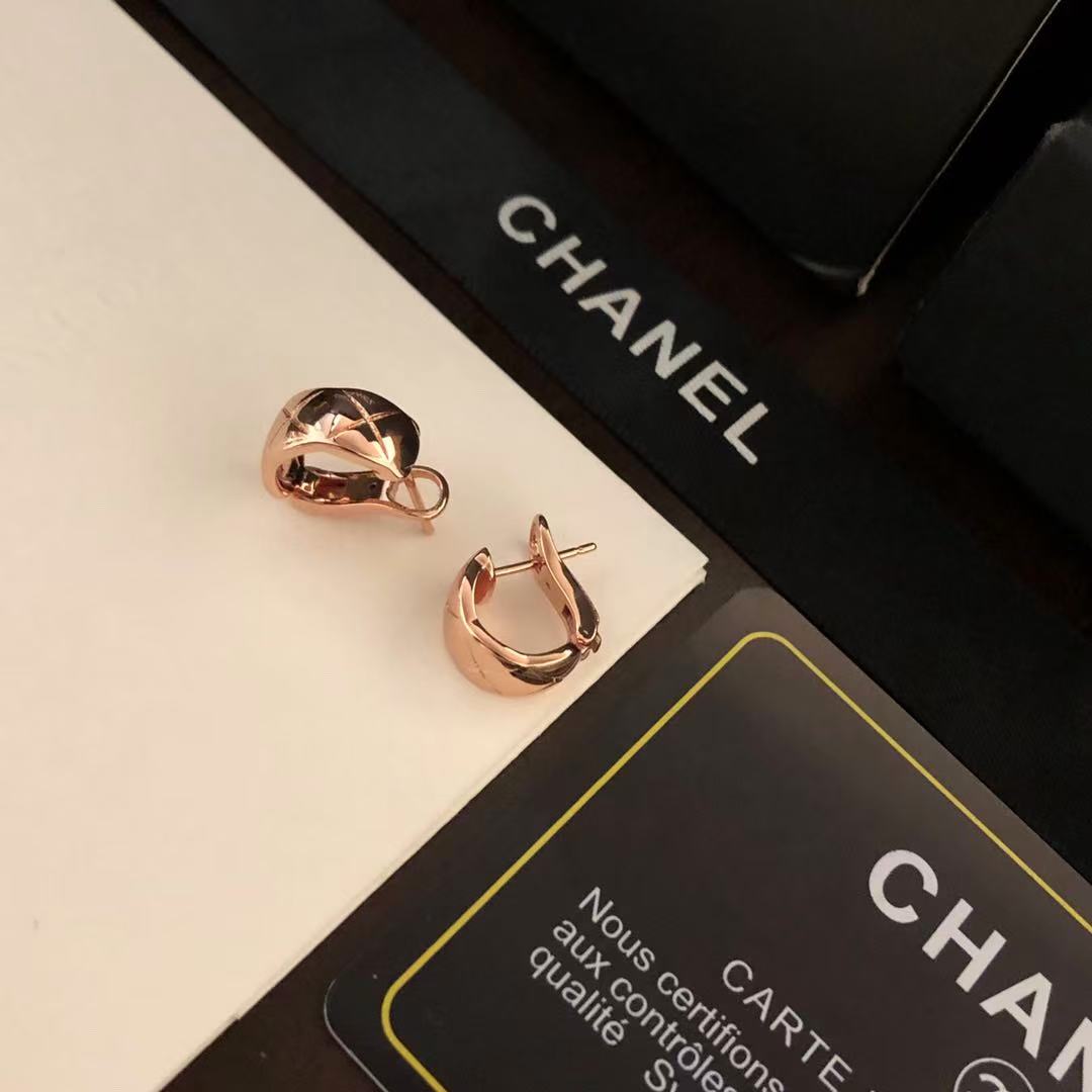 Aretes huggie con patrón de diamante pulido