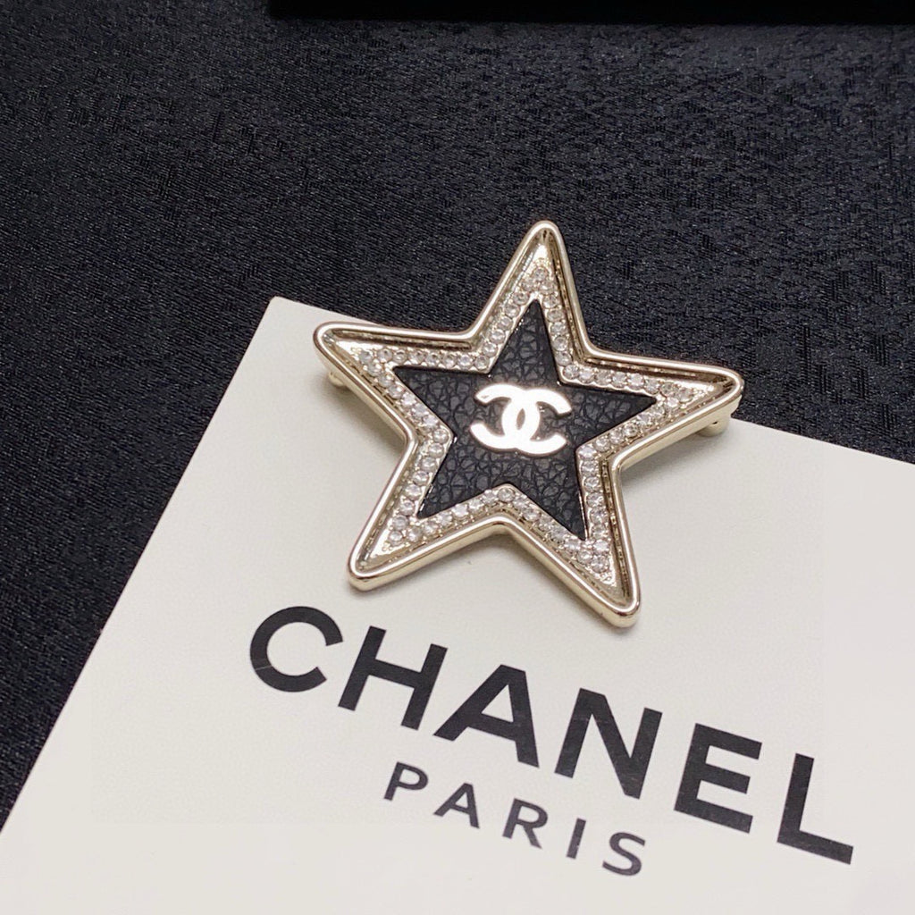 Broche de emblema de estrella abierta