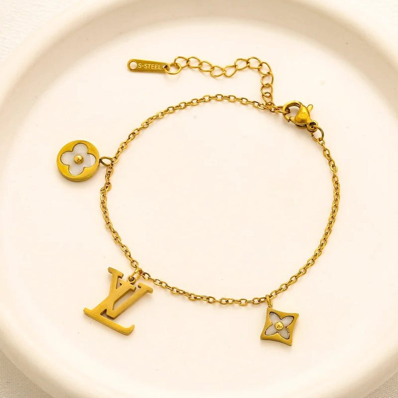 Pulsera de monograma floral con tres dijes de acero inoxidable 304