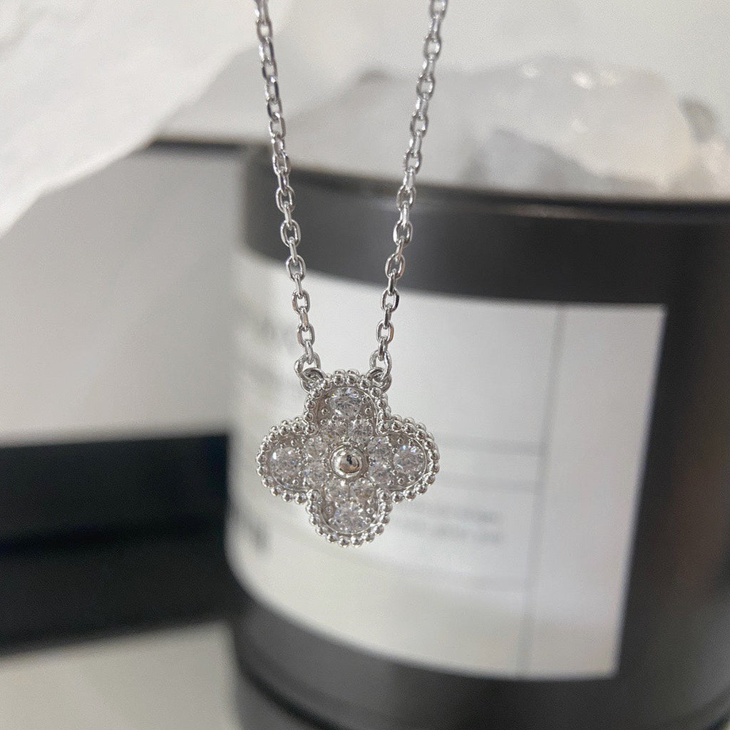 Colar com Pendente Quatrefoil Cravejado