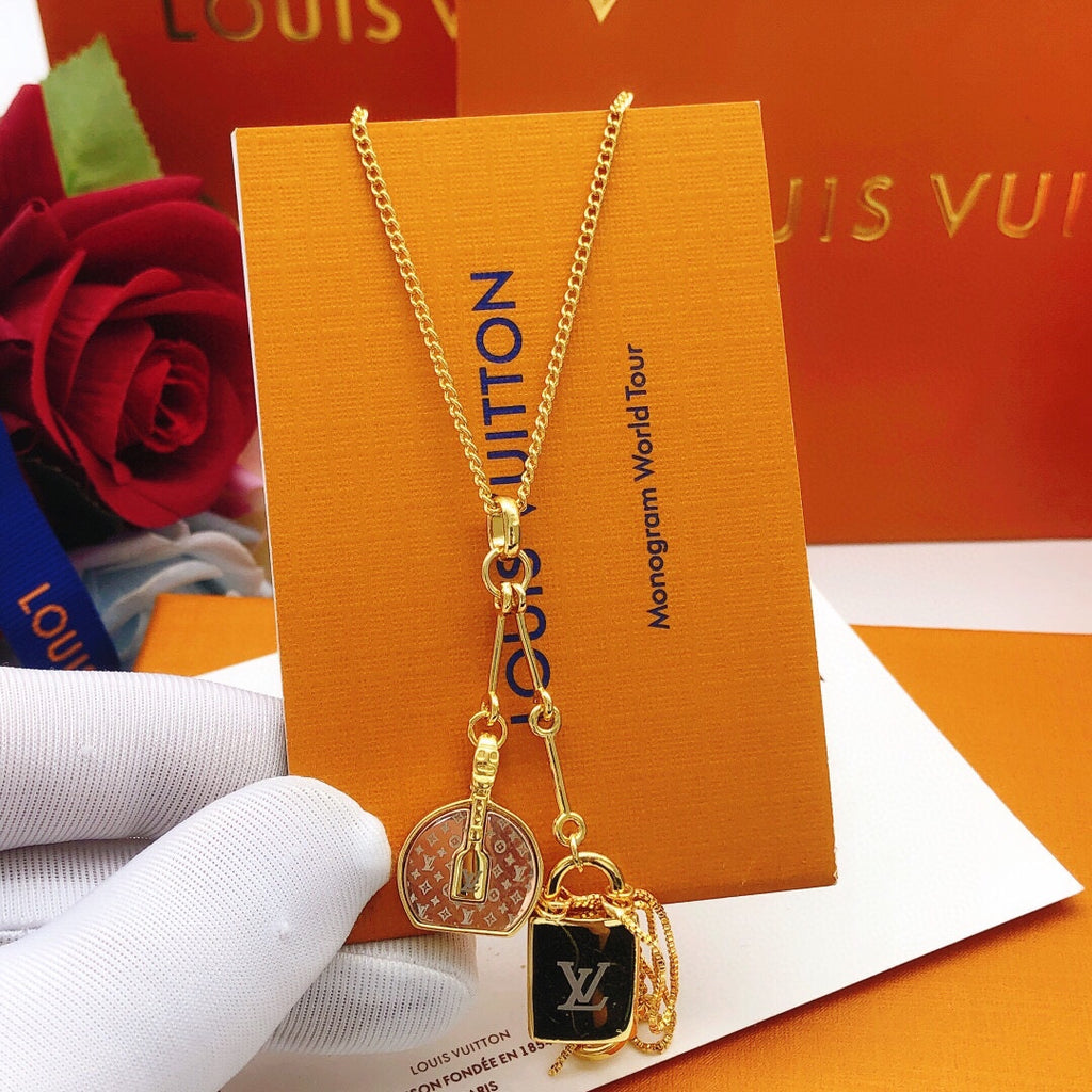 Collar con colgante de corazón y cuadrado abierto