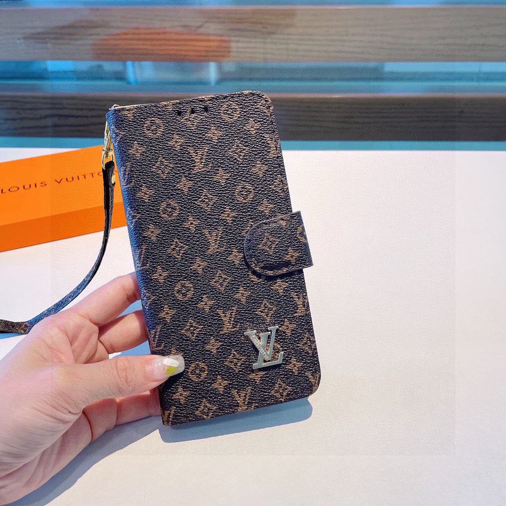 Funda tipo libro con monograma y correa de muñeca