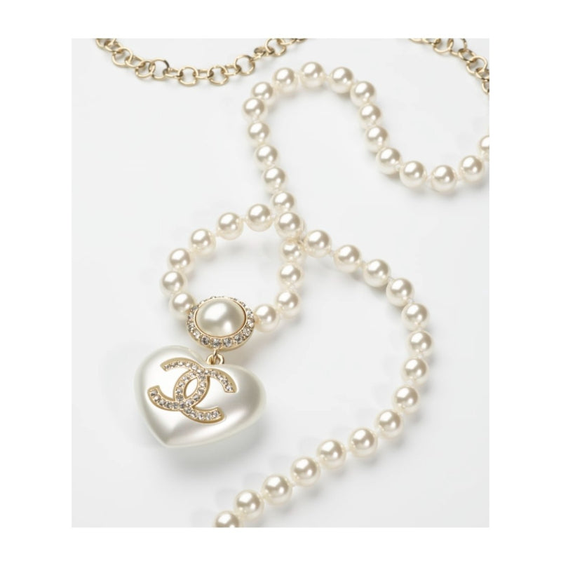 Collier de perles nacrées avec pendentif cœur