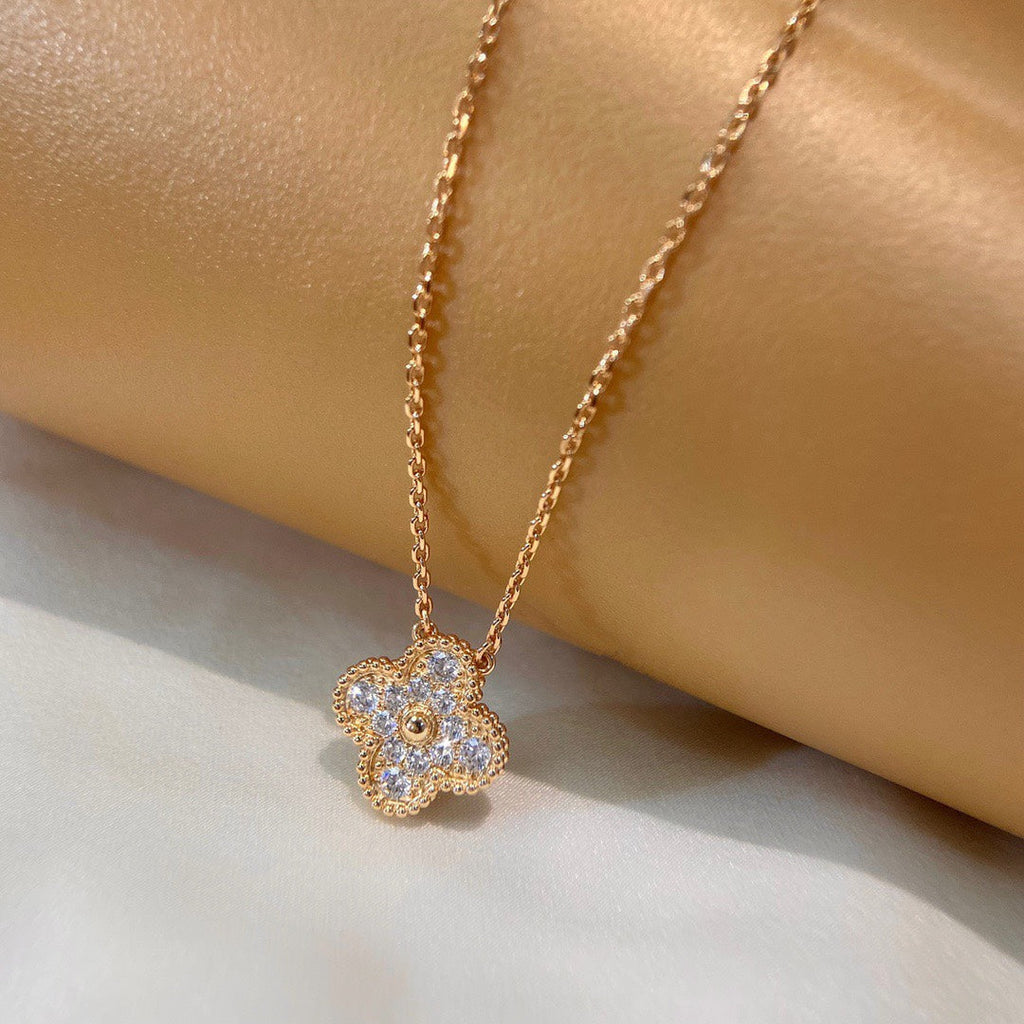 Colar com Pendente Quatrefoil Cravejado