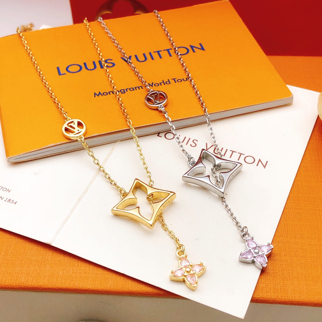 Collier pendentif ajouré à motif floral