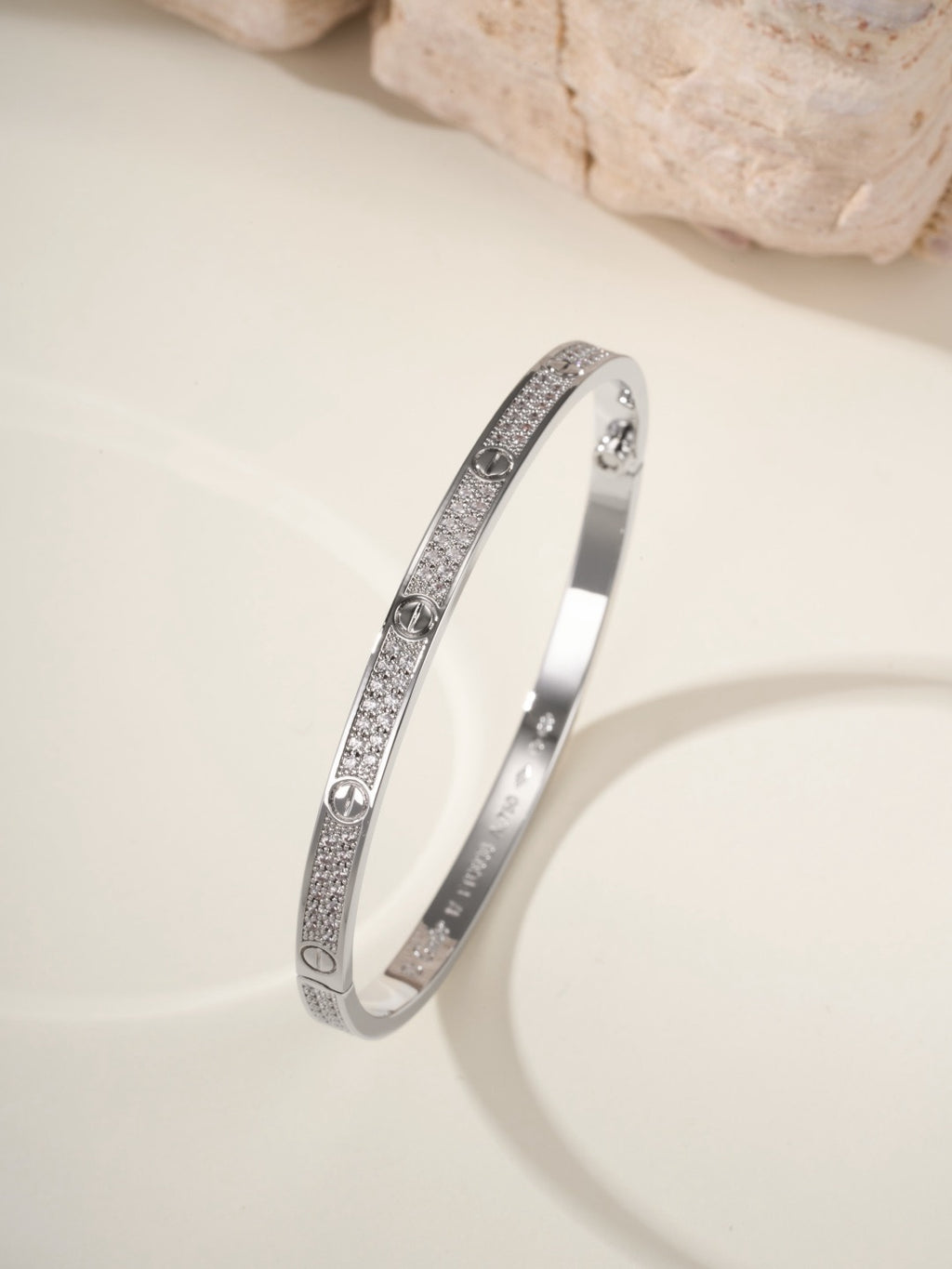 Bracelet jonc clouté à vis apparentes