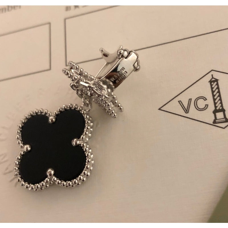 Boucles d'oreilles pendantes à chaîne et motif quadrilobe noir