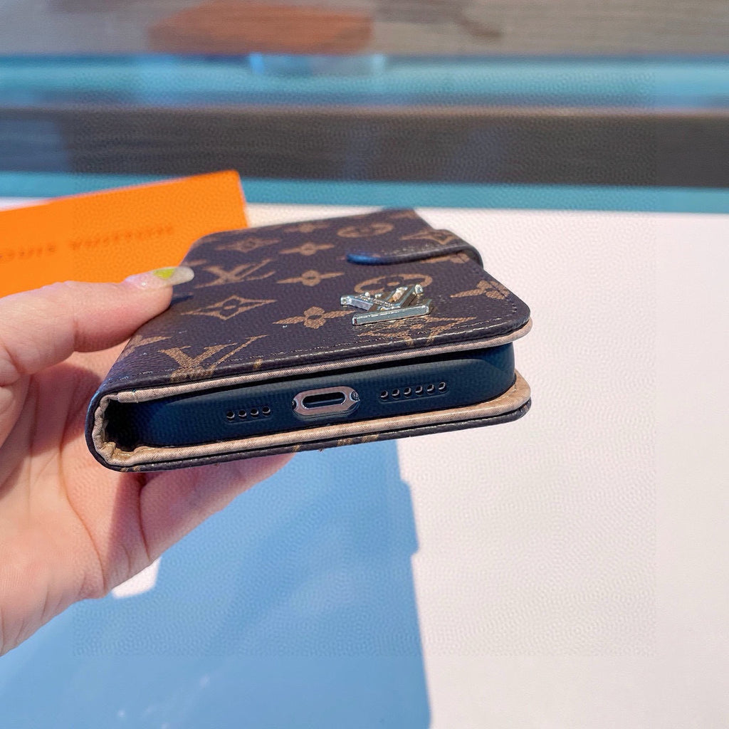 Funda tipo libro con monograma y correa de muñeca