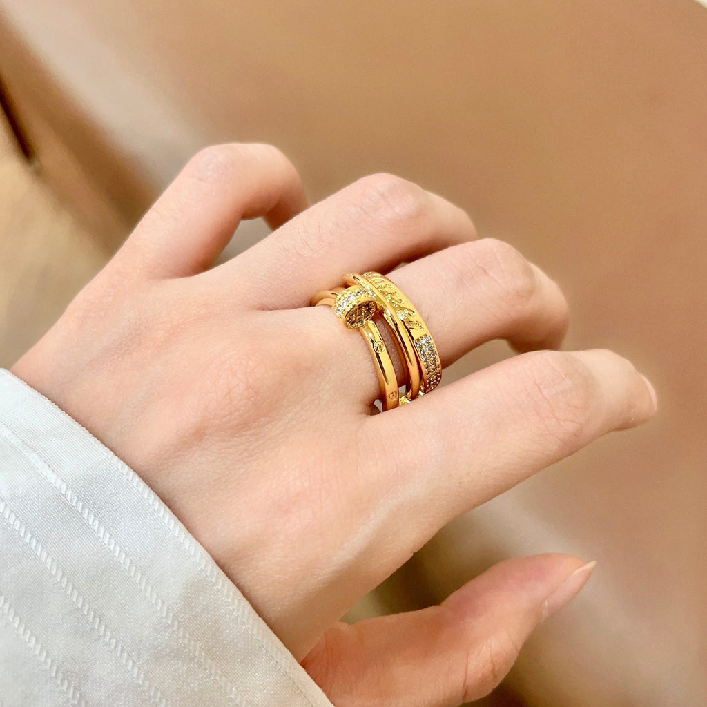 Bague à trois anneaux avec rangée pavée et motif barreudier
