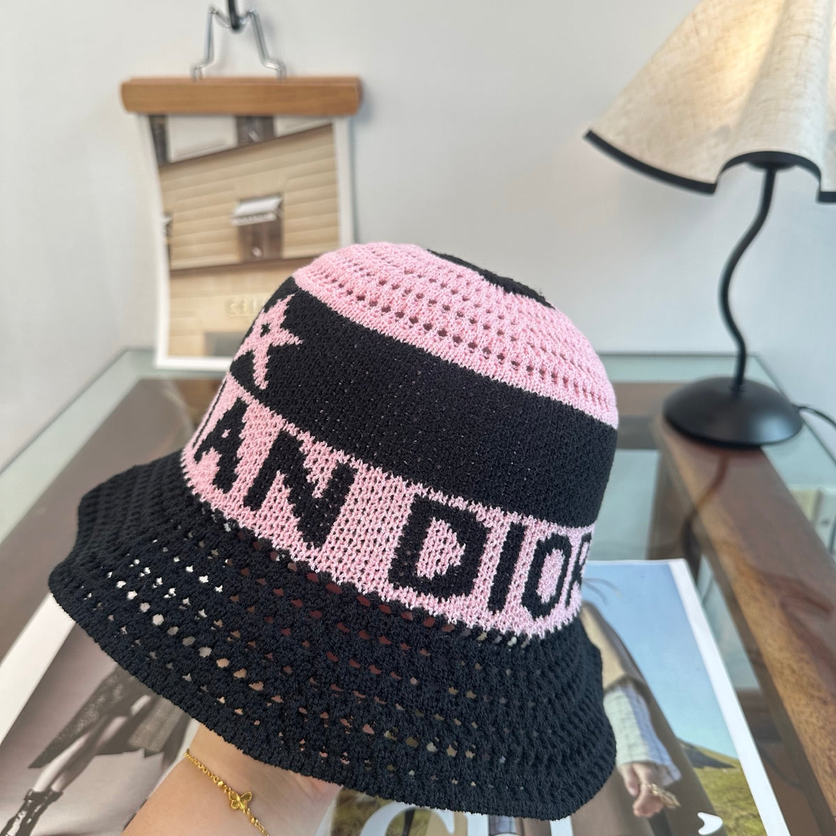 Sombrero de pescador de ganchillo con estrella y letras