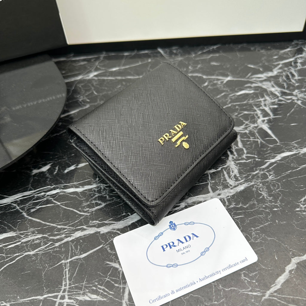 Cartera de solapa larga con emblema triangular 031