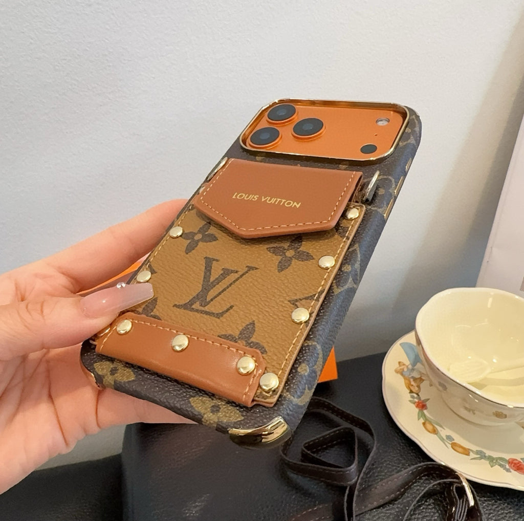 Funda para teléfono con bolsillo de solapa y monograma con correa