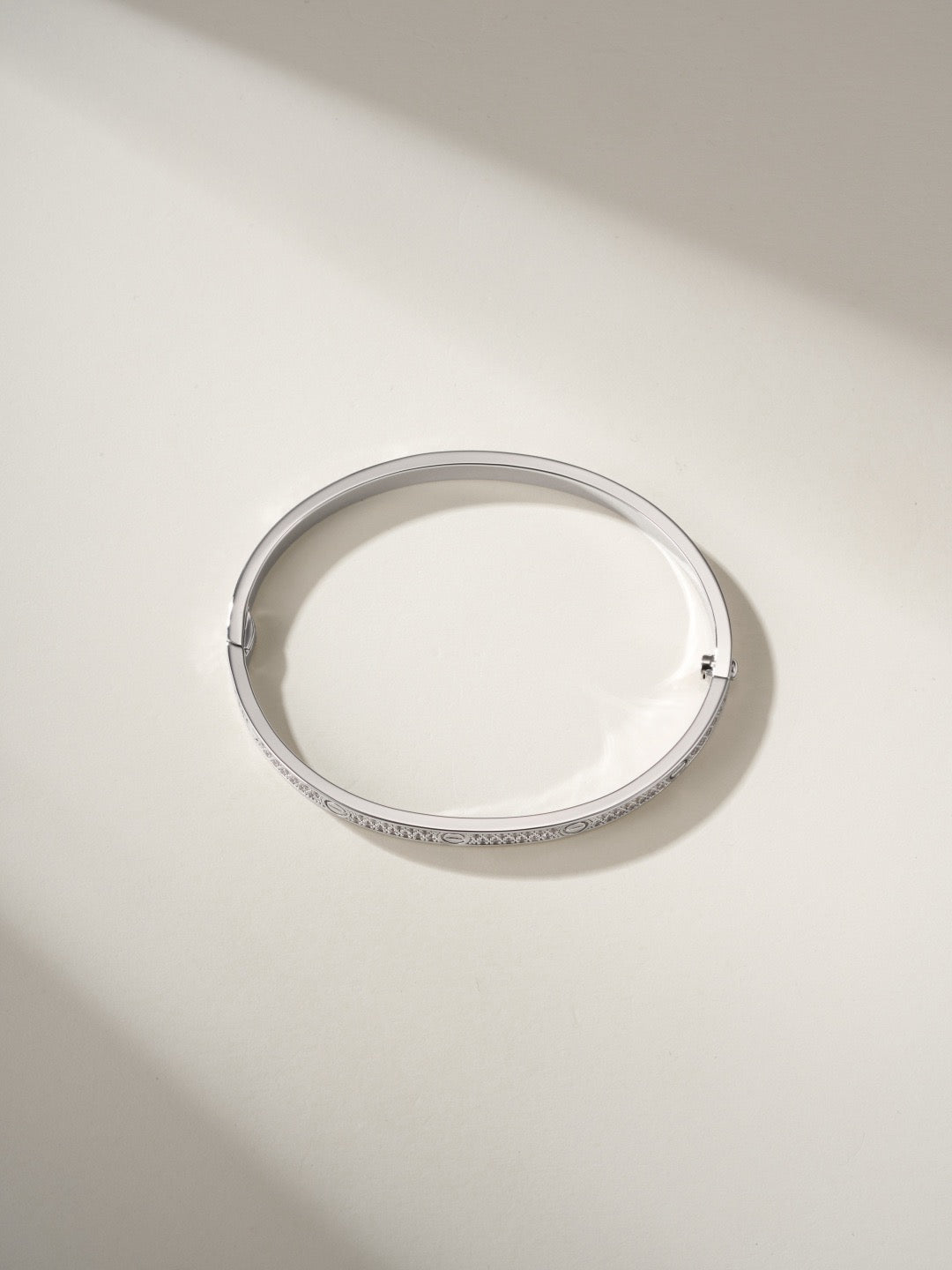 Bracelet jonc clouté à vis apparentes