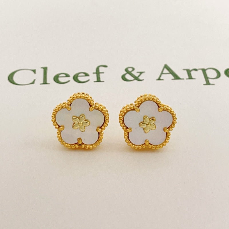 Boucles d'oreilles puces contour de fleur en perles