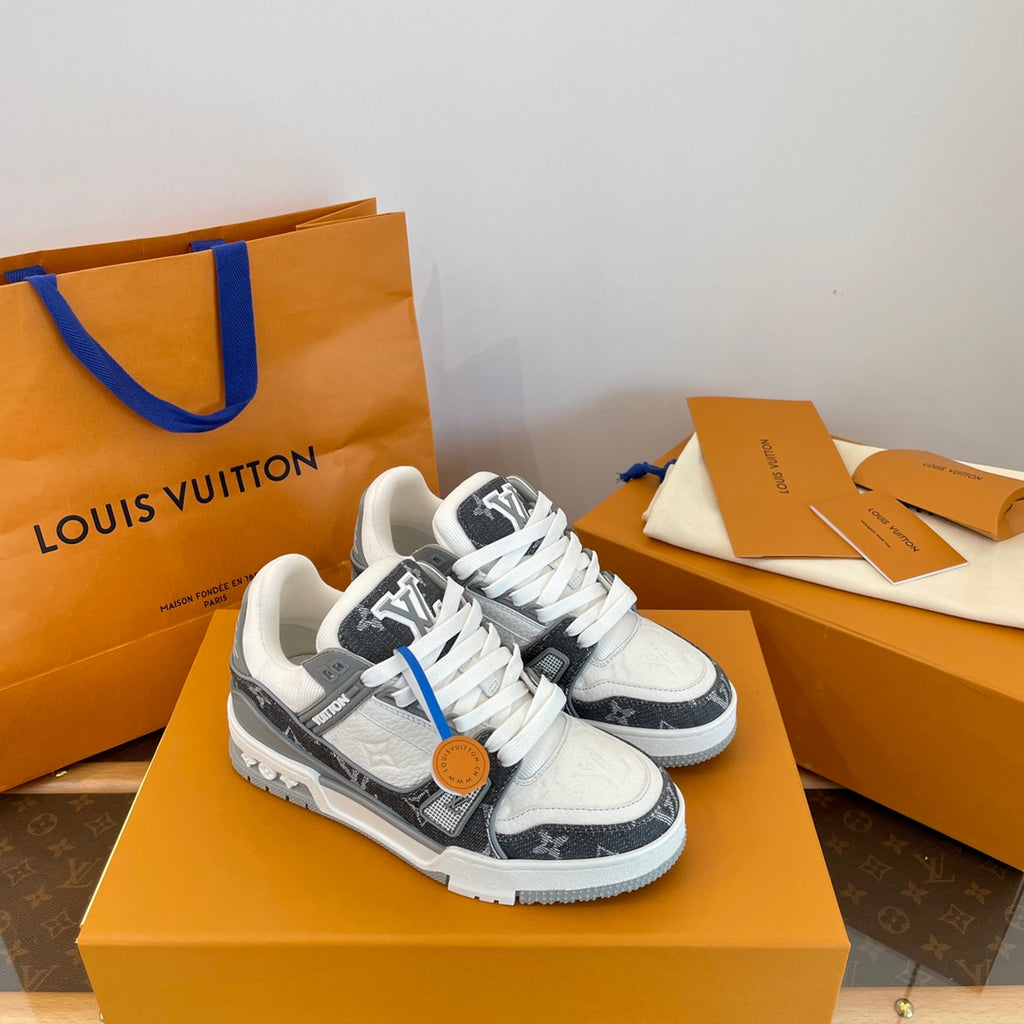Zapatillas bajas grises y blancas con monograma