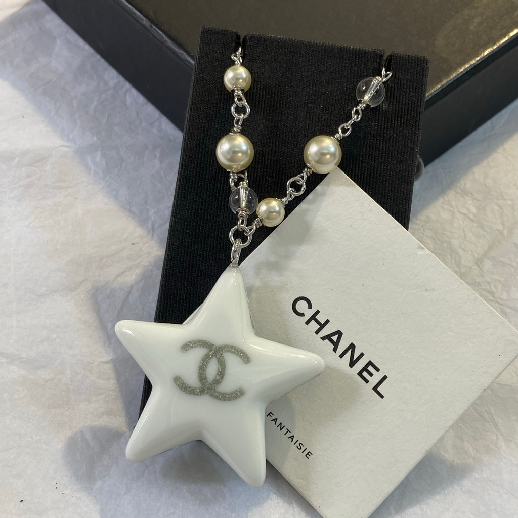 Collar de cuentas facetadas con colgante de estrella