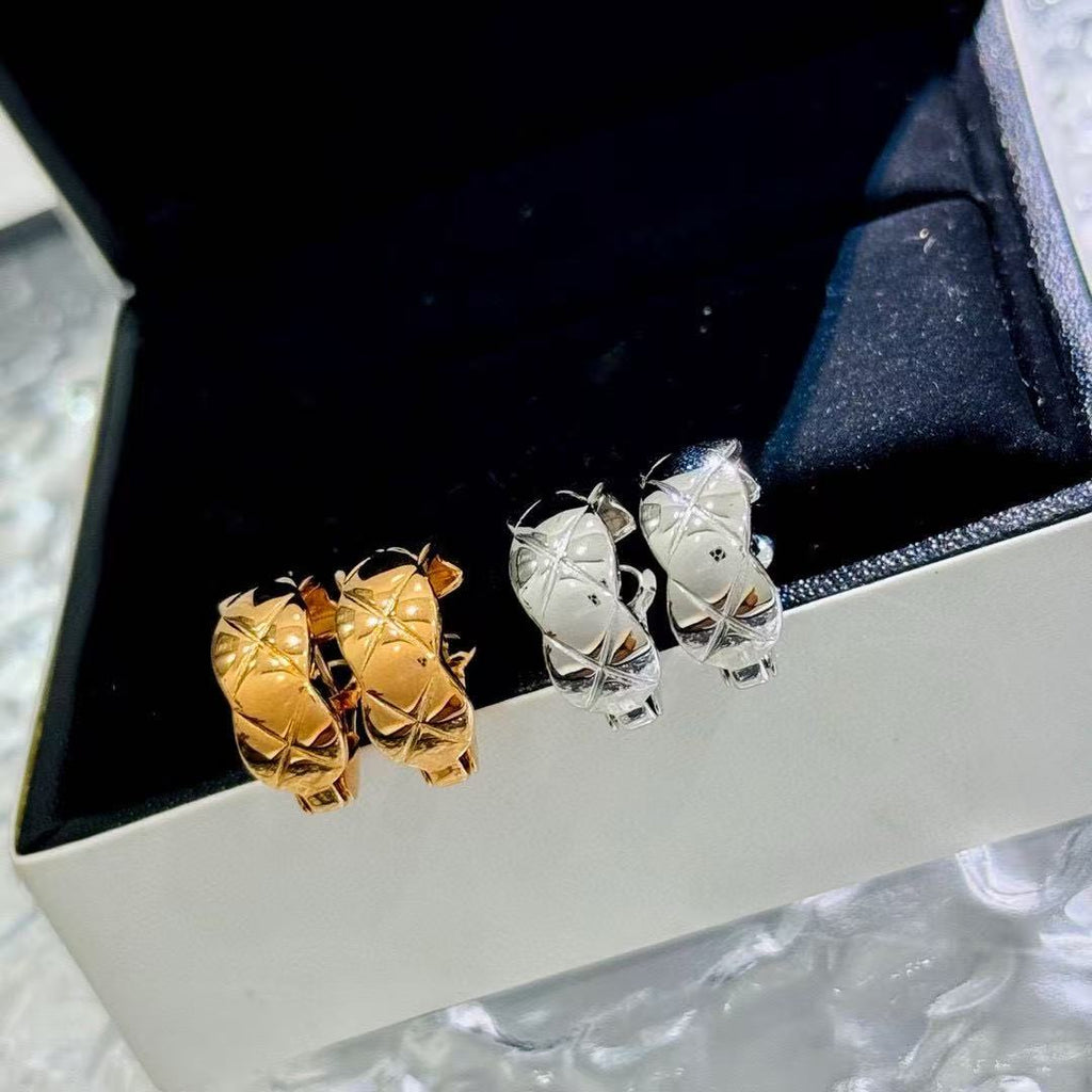 Aretes huggie con patrón de diamante pulido