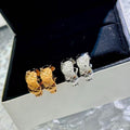 Aretes huggie con patrón de diamante pulido